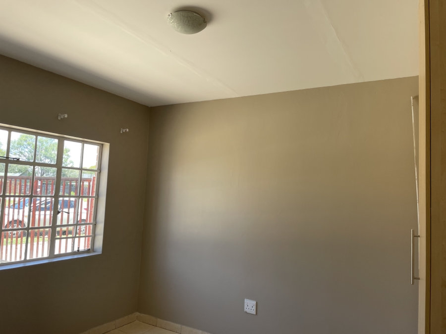 To Let 2 Bedroom Property for Rent in Flamwood North West